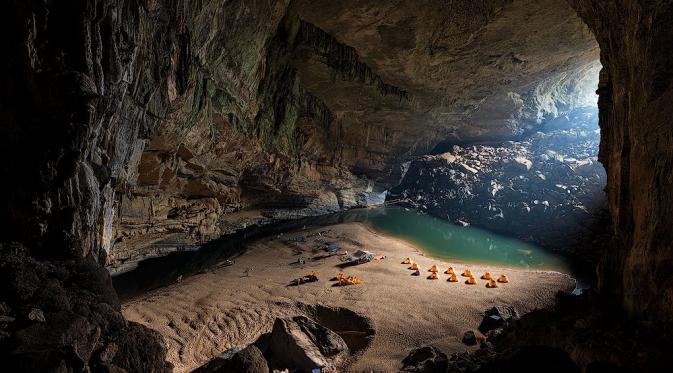 Cara menjelajahi gua terbesar di dunia, Hang Son Doong, di Vietnam